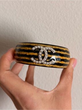 🖤Chanel CC Pearl Logo Resin Bangle Bracelet Black & Gold💛
